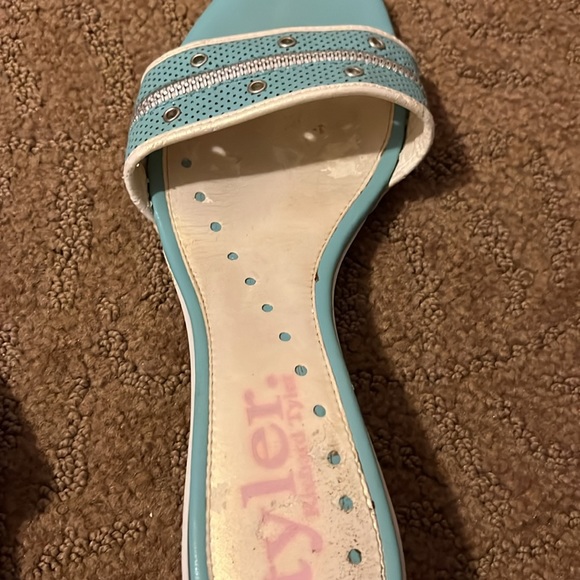 RICHARD TYLER
Kitten Heel Mules pale blue kitten heels - size 38 - Picture 6 of 6